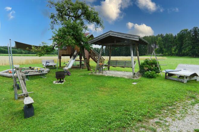 Spieleparadies Trampolin, Sandkasten, Spielhaus mit Rutsche, Wackelbrett, Nestschaukel