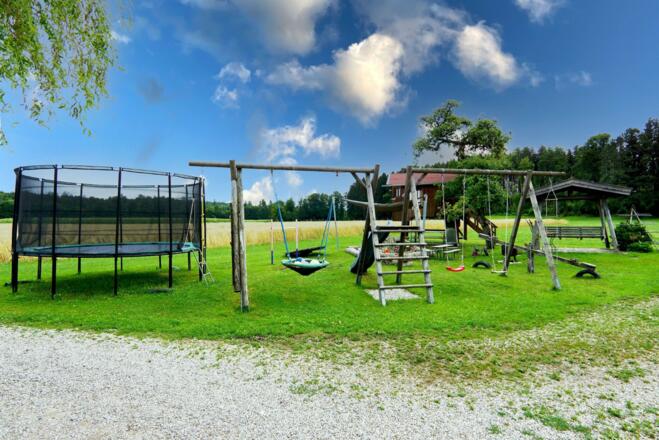 Spielwiese mit Holywoodschaukel und Wellenliege für ein entspanntes Aufpassen