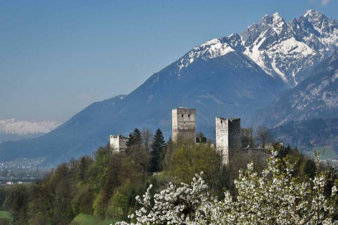 Blick auf die Burgruine Kropfsberg