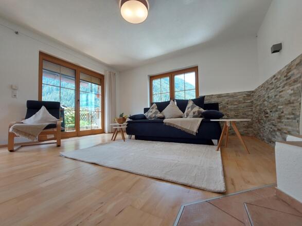 lichtdurchflutetes Wohnzimmer