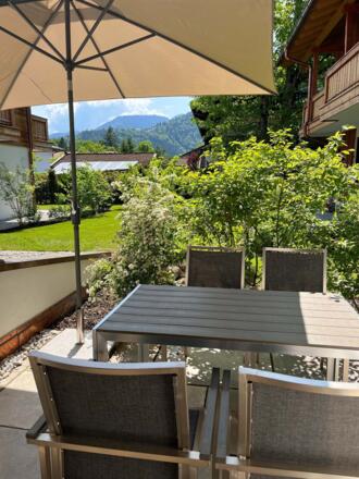 Terrasse mit Ausblick auf das Schloss Ringberg und den umliegenden Bergen