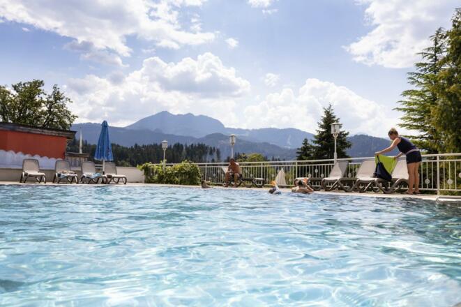 Ganzjähriges Freibad mit Whirlpool