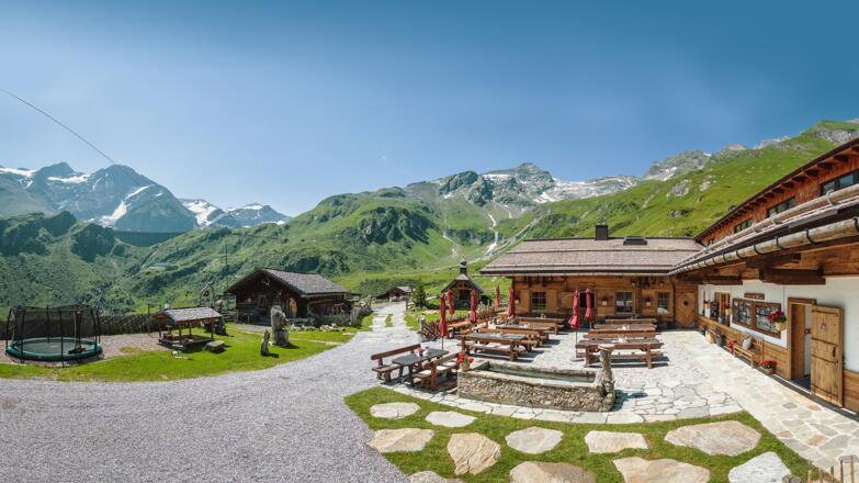 Die Alm mit einem atemberaubendem Panorama