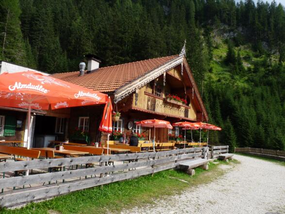 Die Buchauer Alm lädt nochmals zu einer Rast ein, bevor der letzte Teil des Abstieges erfolgt.