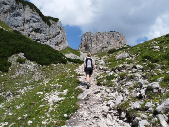 Der Kotalmsattel, ein markanter Felsdurschlupf ins Hochtal der Kotalm.