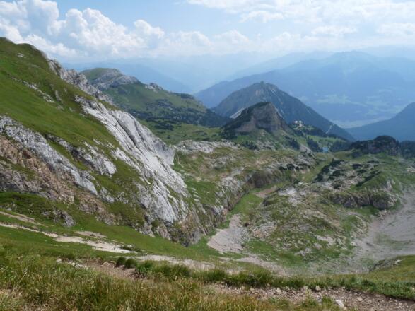 Blick vom Streichkopf hinunter zur "Langen Gasse" sowie zum Gschöllkopf und zur Bergstation der Rofanseilbahn.