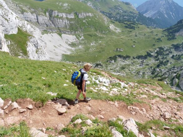 Steil geht es vom Hochiss-Gipfel hinunter in die Gschöll.