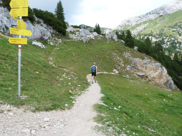 Kurz vor der Bergstation, weisen zahlreiche Wegschilder in Richtung Maurach a. Achensee.