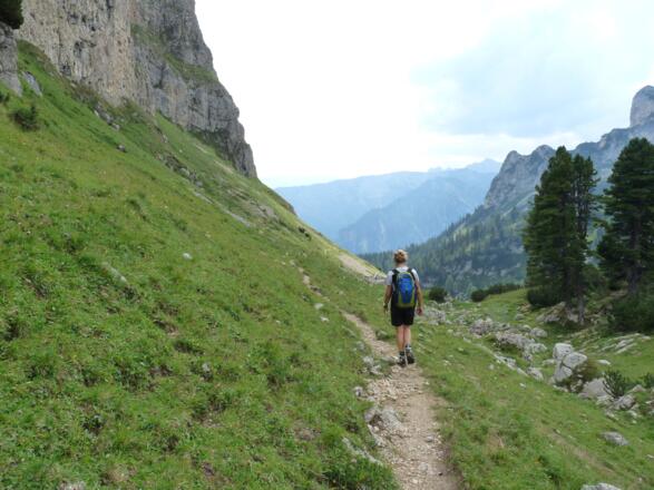 Über die Westseite wandern wir unterhalb des Gschöllkopfes zur Bergstation der Rofanseilbahn.