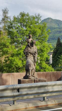 Skulptur an der Brücke nahe Lend
