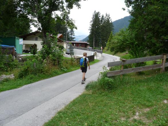Der schmale Asphaltstraße nördlich des "Häuserer Bichl" folgen wir zur Bundesstraße.
