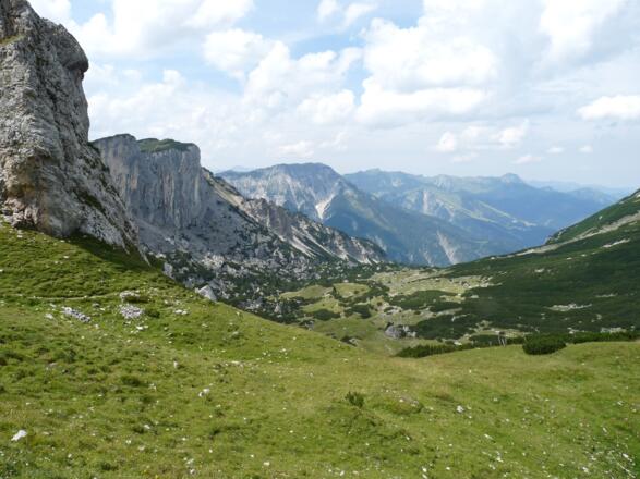 Beim Anstieg zum Streichkopf, schweift der Blick noch einmal hinunter in das Hochtal der Kotalm.