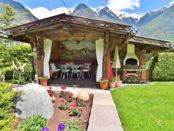 Garten mit Laube und Grill