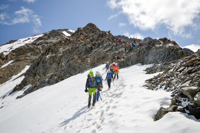 Kurze Abkletterstellen. Wenn möglich, ist man dann auf dem Schnee deutlich schneller