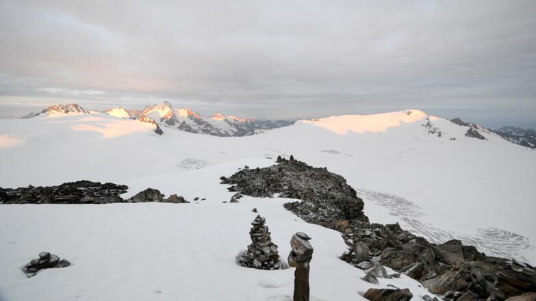 Blick zur Weißseespitze (rechts) im ersten Sonnenlicht (von der Dahmannspitze)