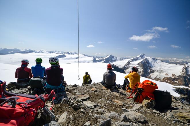 Gipfelrast mit traumhafter Aussicht auf den Gepatschferner und der unberührten Natur.