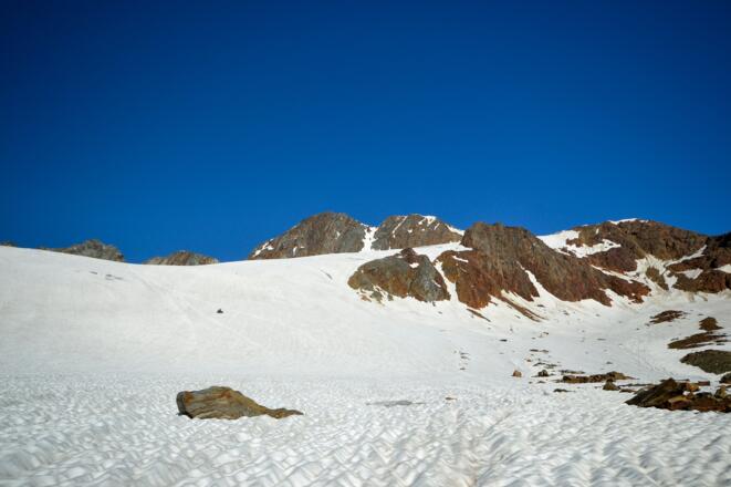 Bildmitte der Fluchtkogel. Die Spur geht von rechts nach links über den steilen Aufschwung.