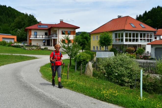 Vorbei bei den Häusern Obermühl 12 u. 13