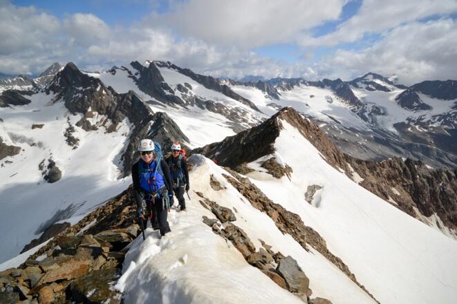 Schnee und loses Gestein wechseln sich ab