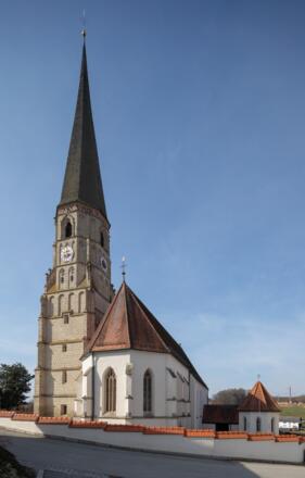 Blick auf die Wallfahrtskirche St. Alban in Taubenbach