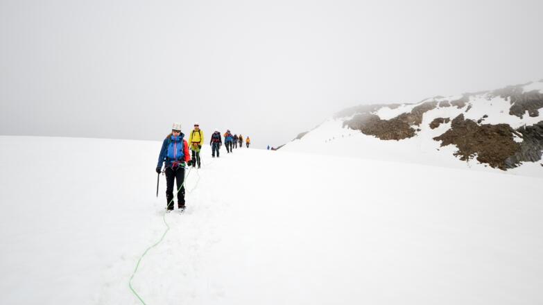Rückweg kurz unterhalb der Scharte. Gut zu erkennen der Weg nach Rechts über das Schneefeld auf den Grat