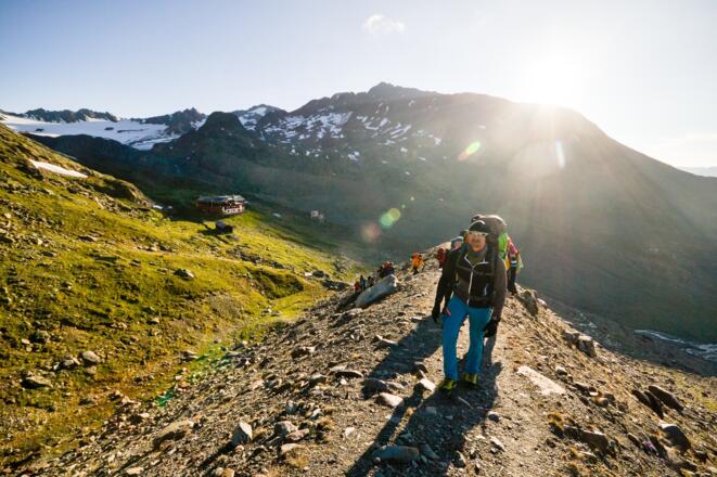 Am Anfang geht's über die Moräne hoch. Links hinten die Vernagthütte