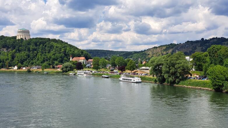 Donau bei Kelheim mit Befreiungshalle