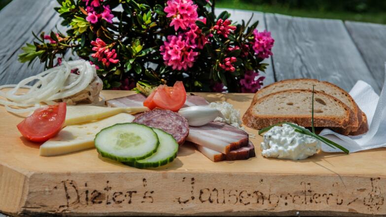 Zur Stärkung gibt es eine zünftige Brettljause