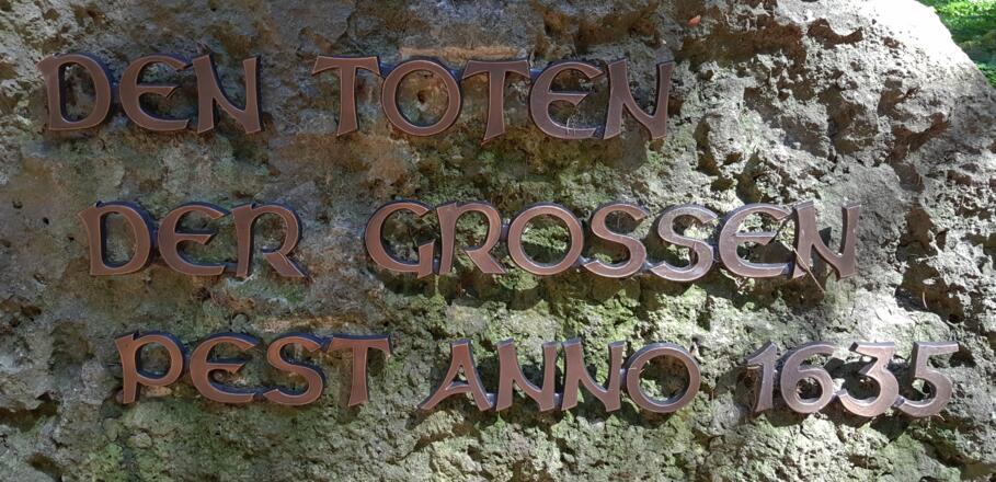 Gedenkstein auf dem Pestfriedhof