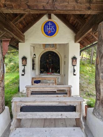 Blutschwitzer-Kapelle am Beginn (bzw. Ende) des Talersteigs in Medraz