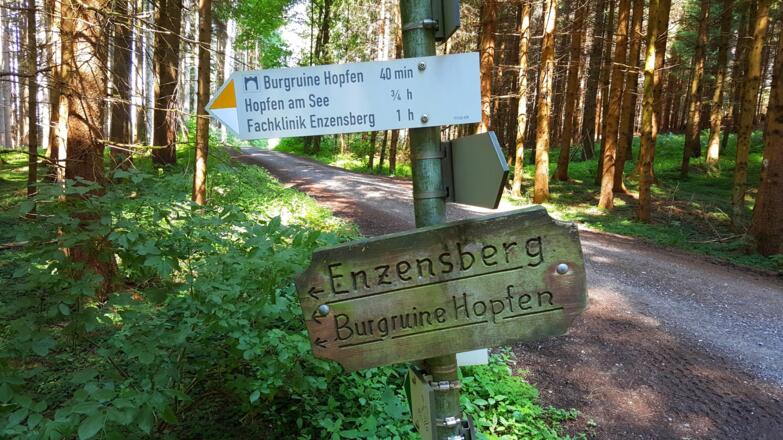 Am Pestfriedhof scharf nach links zur Burgruine Hopfen abbiegen