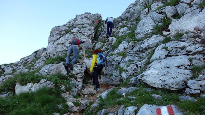 Zum Ausstieg ~2105m, (Aug. 2023) versichert, etwas zupacken!