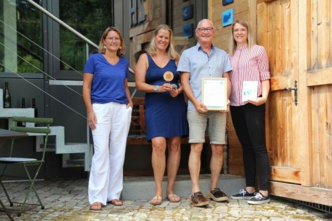 Urkundenübergabe am Weingut 2H, Auszeichnung ECHT nachhaltig Bodensee