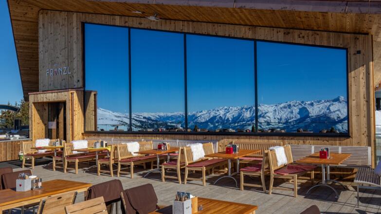 Genieße die Sonne auf der großzügigen Terrasse
