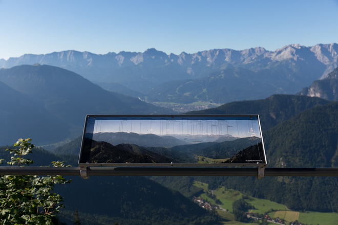 Blick von der Bergstation am Labr auf die Zugspitze