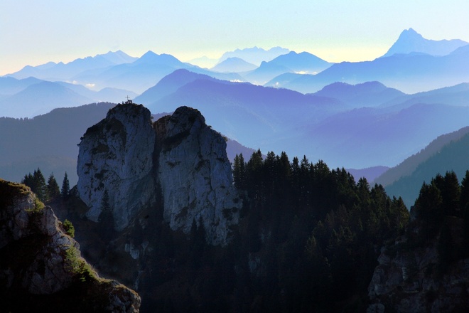 Bergtour Ettaler Manndl - Gipfel mit Estergebirge und Fernblick bis zum Wilden Kaiser