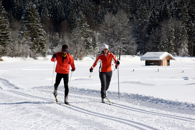 Langlaufloipe Dickelschwaig Runde - Blick auf Gertrudiskapelle und Forsthaus