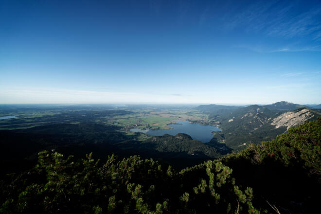 Blick vom Gratweg auf den Kochelsee und das Voralpenland