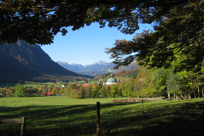 Fernwanderweg Meditationsweg Ammergauer Alpen - Blick auf Kloster Ettal und Graswangtal