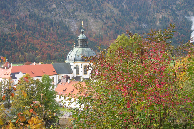 Themenweg - Walderlebnispfad, Ettal - Blick auf das Kloster