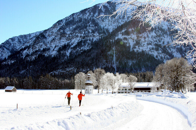 Langlaufloipe Dickelschwaig Runde - Blick auf Gertrudiskapelle und Forsthaus