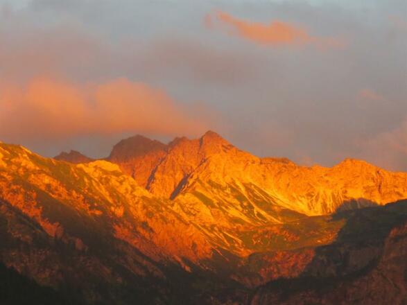 freier Blick zum Alpenglühn