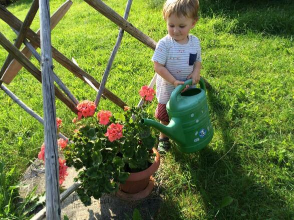 Gastkind Mika hilft im Garten