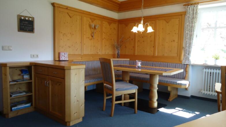 Frühstücksraum im Gaestehaus Schmid