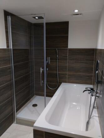 Badezimmer mit Dusche und Badewanne