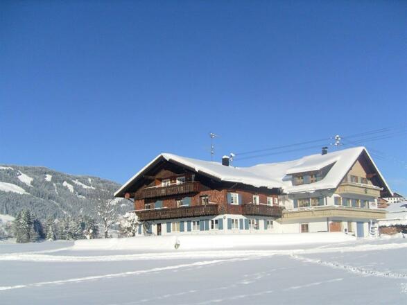 Winterbild vom Alpen-Glühen mit eigenem Ski