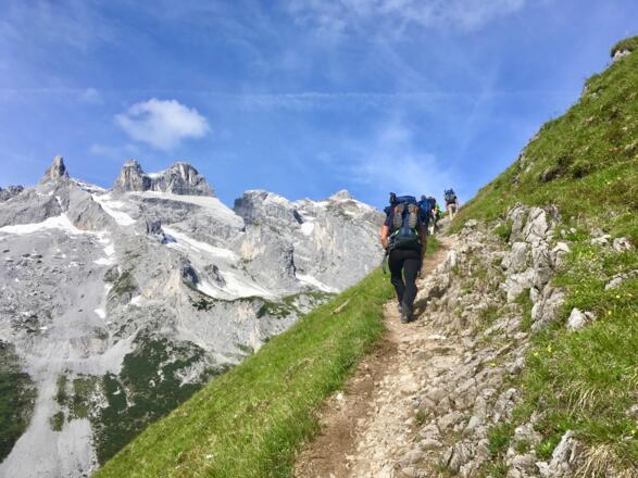 Am Golmer Höhenweg, im Hintergrund die Drei Türme und die Drusenfluh