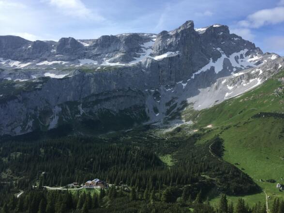 Lindauer Hütte vor der  imposanten Abrisskante der Sulzfluh