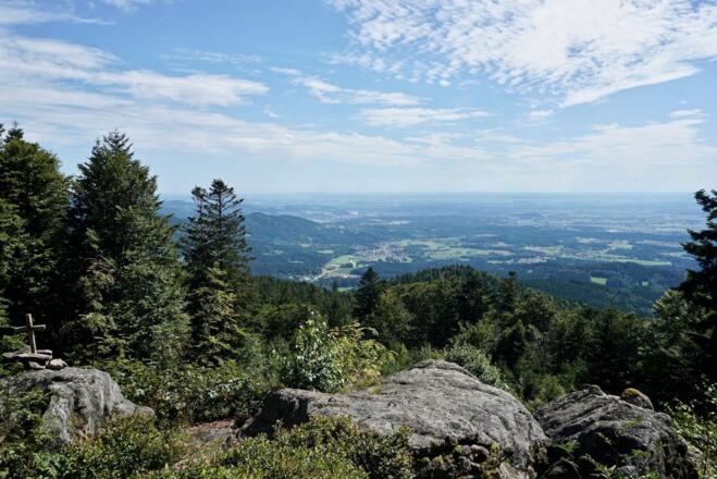 Aussicht vom Hirschmannfelsen nach Edenstetten und Deggendorf