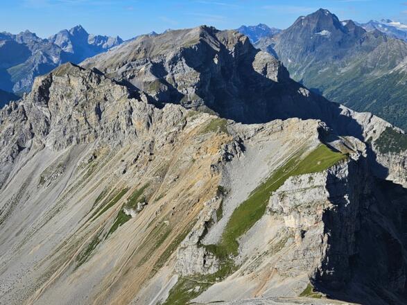 Blick vom Serlesabstieg zum weiteren Weg auf die Lämpermahdspitze. Man erkennt den Weg durch die Wiese gut. Dann immer dem Kamm entlang